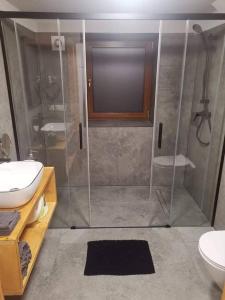 Kúpeľňa v ubytovaní Apartament NA PIĘTERKU + 14 fotografií