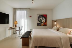 En eller flere senge i et værelse på Design Suites by Olala Homes + 44 billeder