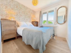 Postel nebo postele na pokoji v ubytování La Maison de Ranville - Entre Caen & la Mer avec jardin et parking gratuit