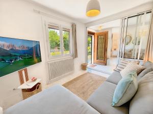 TV a/nebo společenská místnost v ubytování La Maison de Ranville - Entre Caen & la Mer avec jardin et parking gratuit