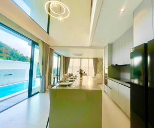 una cucina con tavolo e vista sull'oceano di Mali Thai Villa - Just 5 minutes to Kata Beach a Kata Beach