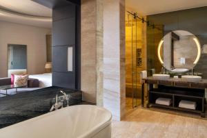 Un baño de The Westin Doha Hotel & Spa