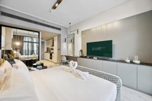 Televiisor ja/või meelelahutuskeskus majutusasutuses Luxury Escapes Modern Studio MAG 318