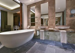 Un baño de The Westin Doha Hotel & Spa