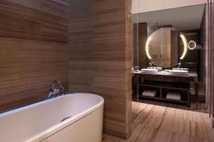 Un baño de The Westin Doha Hotel & Spa