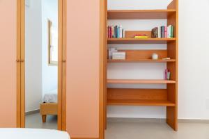 estante de libros en una habitación con cama en Trilo Larice riflesso, en Fai della Paganella