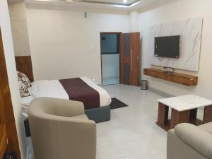Televiisor ja/või meelelahutuskeskus majutusasutuses Hotel Phalguna Residency