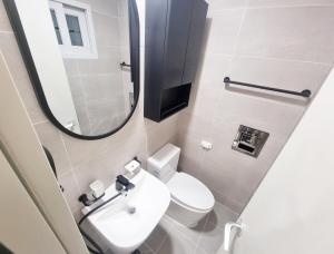 een kleine badkamer met toilet en wastafel bij Luxury Terrace House in Seoul +26 foto's