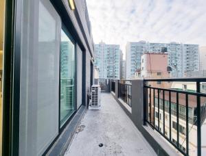 een balkon met uitzicht op de stad bij Luxury Terrace House in Seoul