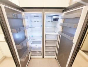 een lege koelkast met openslaande deuren in een keuken bij Luxury Terrace House in Seoul