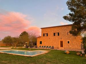 La alberca dentro o cerca de Lujosa Villa con piscina junto a Palma