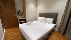 Giường trong phòng chung tại Sky suite 3 Bedroom by Travel Buddy