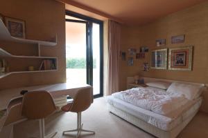 ein Schlafzimmer mit Bett, Schreibtisch und Fenster in der Unterkunft Villa Sugulna in Saint-Pierre-dʼIrube + 31 Fotos