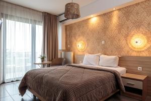 Una habitación de hotel con una cama y una ventana grande. en Limani Comfort Rooms, en Tesalónica