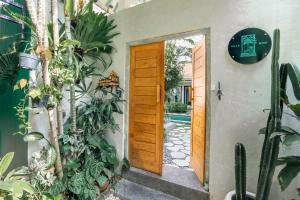 Villa Mint, 3Br Tropical Escape with Private pool and Lush Garden外面的花园