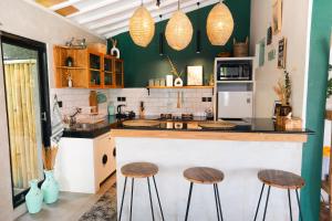 Villa Mint, 3Br Tropical Escape with Private pool and Lush Garden的厨房或小厨房