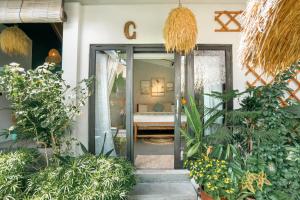 Villa Mint, 3Br Tropical Escape with Private pool and Lush Garden外面的花园