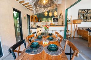 Villa Mint, 3Br Tropical Escape with Private pool and Lush Garden的厨房或小厨房