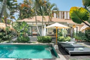 塞米亚克Villa Mint, 3Br Tropical Escape with Private pool and Lush Garden的带游泳池和房子的别墅