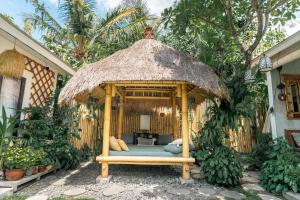 Villa Mint, 3Br Tropical Escape with Private pool and Lush Garden外面的花园