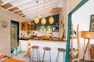 塞米亚克Villa Mint, 3Br Tropical Escape with Private pool and Lush Garden的房间里有带柜台和凳子的厨房