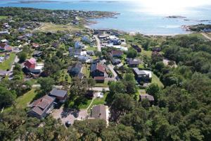 une vue aérienne d'une ville avec des maisons et de l'eau dans l'établissement Kolonin Kuggaviken, à Åsa
