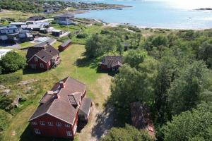 une vue aérienne d'un village avec des maisons et l'océan dans l'établissement Kolonin Kuggaviken, à Åsa