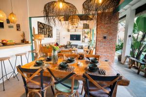 塞米亚克Villa Mint, 3Br Tropical Escape with Private pool and Lush Garden的配有木桌椅的餐厅