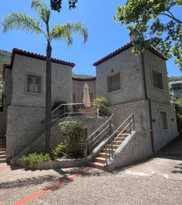El edificio en el que está la casa vacacional