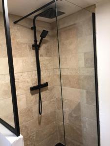 a shower with a glass door in a bathroom at MAISON, PROCHE UZES avec JARDIN ET TERRAIN DE BOULES in Foissac +2 photos
