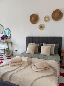 A bed or beds in a room at Apartment On Hill 2 Még 21 kép