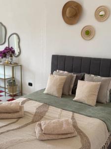 A bed or beds in a room at Apartment On Hill 2
