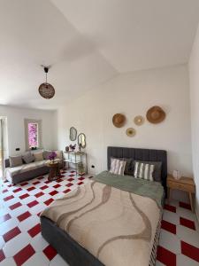 A bed or beds in a room at Apartment On Hill 2