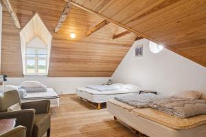 Habitación en el ático con 3 camas y silla en Margretehøj Manor In Scenic Surroundings, en Rimsø 44 fotos más