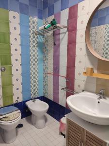 Koupelna v ubytování Coral Rooms + 56 fotografií