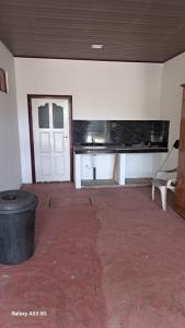 バッティカロアにあるSellar's Chill Zone Home Stayの白いドアとゴミ箱が空いている部屋