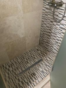 Et badeværelse på Lakeside apartament Mamaia Central