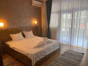 En eller flere senge i et værelse på Lakeside apartament Mamaia Central