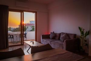 基索内加Bright sea view suite with sunset & pool Paphos的带沙发和桌子的客厅