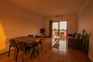 Bright sea view suite with sunset & pool Paphos的休息区