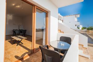 基索内加Bright sea view suite with sunset & pool Paphos的从房子的阳台上可欣赏到餐厅的景色