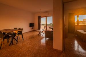 Bright sea view suite with sunset & pool Paphos的电视和/或娱乐中心