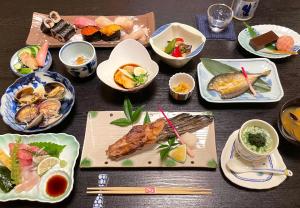 秩父市町住客室 秩父宿的摆满盘子和碗的桌子