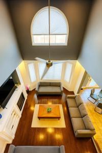 Μια τηλεόραση ή/και κέντρο ψυχαγωγίας στο Large 5-Bedroom Gem - Stylish, Spacious, Well-Located