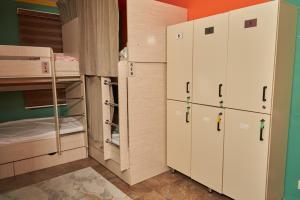 ein kleiner Raum mit weißen Schränken und zwei Kühlschränken in der Unterkunft day to day in Almaty + 7 Fotos