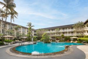 un'immagine di una piscina in un hotel di Sheraton Bandung Hotel & Towers a Bandung