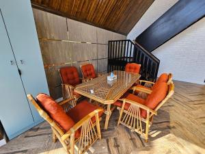 Un lugar para sentarse en Luxury Aframe near Gabaland