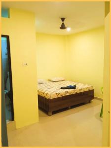 Un pat sau paturi într-o cameră la HOTEL"OM-SAI-PAYING"Near Kashi Vishwanath Temple - Provided Budget Rooms With Wi-fi Facility - Best Guest House In Varanasi