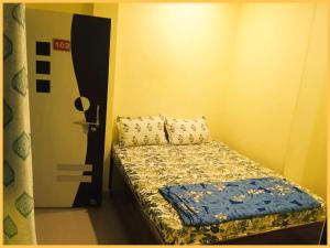 Un pat sau paturi într-o cameră la HOTEL"OM-SAI-PAYING"Near Kashi Vishwanath Temple - Provided Budget Rooms With Wi-fi Facility - Best Guest House In Varanasi