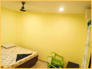 Un pat sau paturi într-o cameră la HOTEL"OM-SAI-PAYING"Near Kashi Vishwanath Temple - Provided Budget Rooms With Wi-fi Facility - Best Guest House In Varanasi